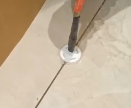 灵武瓷砖空鼓维修公司专业解答瓷砖在铺贴过程中，如果没有涂抹均匀到位的粘结材料（如水泥砂浆或瓷砖胶），可能会导致以下问题